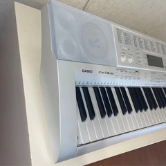 CASIO 光ナビゲーション　電子キーボード LK-208 ホワイト　カシオ　ピアノ　エレクトーンの画像