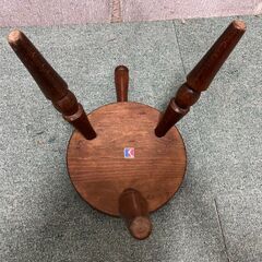 キツツキマーク 飛騨産業 木製 ミルクスツール 取っ手 丸椅子 チェア アンティーク 昭和レトロ 3本脚 幅30cm×奥行30cm×高さ30cmの画像