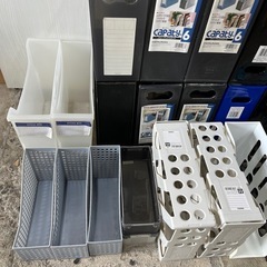無料！プラスチック ブックスタンド 書類整理 収納ケースの画像