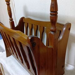 大きな木製マガジンラックの画像