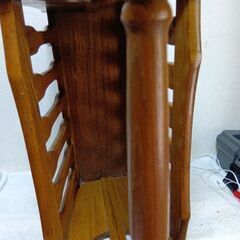 大きな木製マガジンラックの画像