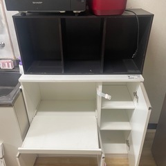 食器棚、炊飯器、オーブンレンジ、カラーボックスの画像