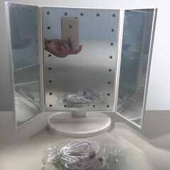□【動作確認済み】 LED Cosmetic Mirror ライト付き 化粧鏡 ミラー 中古 使用回数少なめ (NF250822)544-18の画像