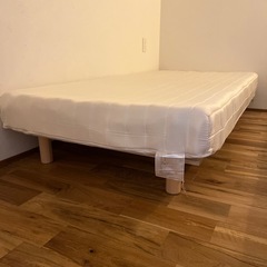シングルベッド　
脚付マットレスの画像