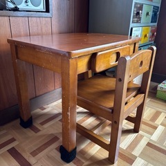 幼児用机と椅子の画像