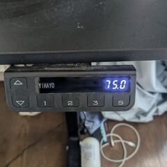 高さ調節可能なテーブル (height adjustable table)の画像