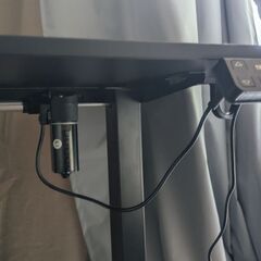 高さ調節可能なテーブル (height adjustable table)の画像