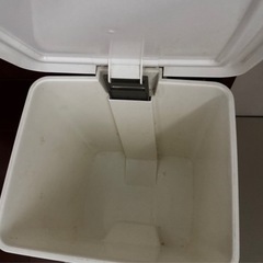 ペダル式ゴミ箱と丸椅子の画像