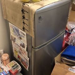 家電製品(冷蔵庫、洗濯機、ベッド、電子レンジ)です。の画像