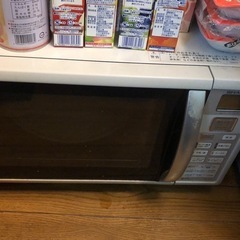 家電製品(冷蔵庫、洗濯機、ベッド、電子レンジ)です。の画像