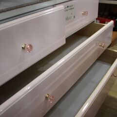 【川崎市宮前区リサイクルオフ】クリスタル　ハンドル　ピンクチェスト　w97.5cmの画像