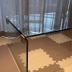 ガラスローテーブルの画像
