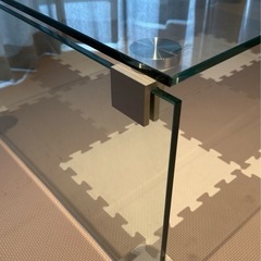 ガラスローテーブルの画像