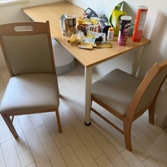 テーブル冷蔵庫ソファ洗濯機の画像