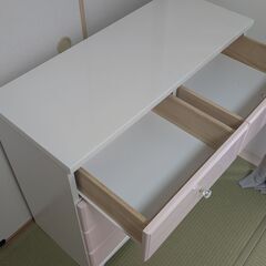 【無料でお譲りします】ピンク×ホワイトの光沢チェストの画像