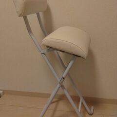 白いハイチェアの画像