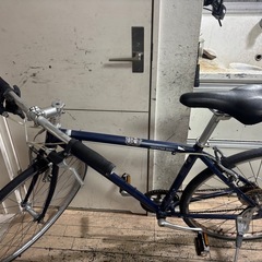 WEEKEND BIKES クロスバイク のネイビーのクロスバイク、700Cホイール搭載。 の画像