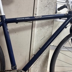 WEEKEND BIKES クロスバイク のネイビーのクロスバイク、700Cホイール搭載。 の画像