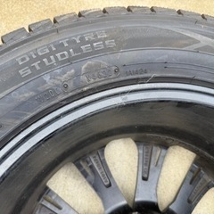 スタッドレスタイヤ4本セット、ホイール 付235/60R18 107Qの画像