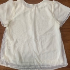 白のブラウスの画像