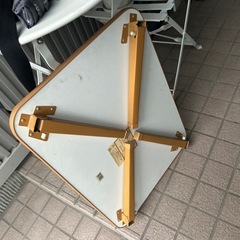 折り畳みテーブルの画像