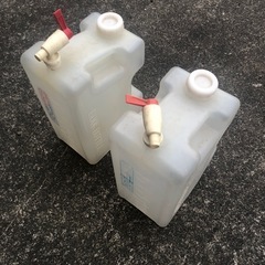 湧水を汲むタンクの画像