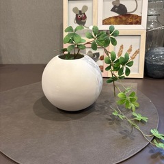 白の花瓶の画像