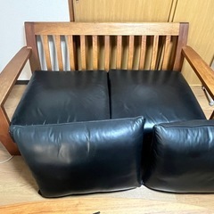 木製 ソファ レザークッションの画像