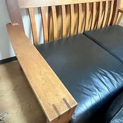 木製 ソファ レザークッションの画像