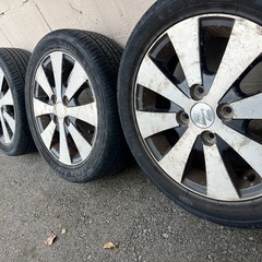タイヤ　ホイル　車の画像