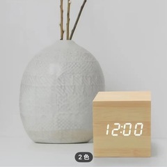 LEDディスプレイ付きのミニキューブ木製目覚まし時計 3つの明るさレベルで自動調の画像
