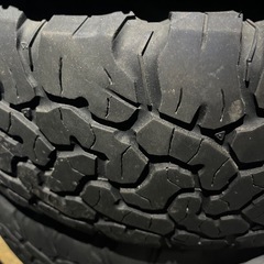 ブロックタイヤ215/70/16の画像