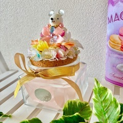 女の子のお部屋に、キッチンに！くまさんの乗った瓶とマカロン柄の缶の画像