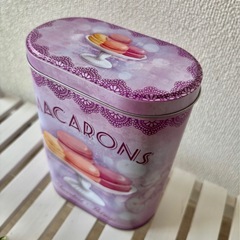 女の子のお部屋に、キッチンに！くまさんの乗った瓶とマカロン柄の缶の画像