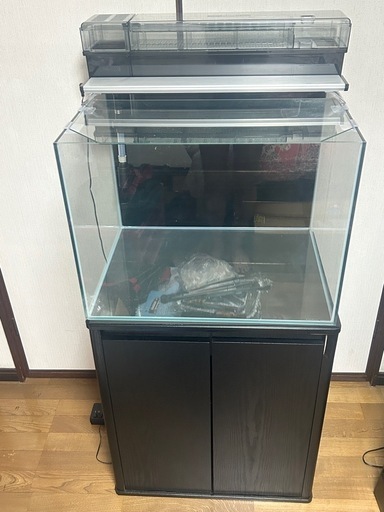 ガラス水槽60×45×45 上部フィルターはGEXグランデカスタム、ライトはGEXパワーIII、専用台付き