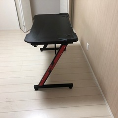 値下げゲーミングデスクの画像