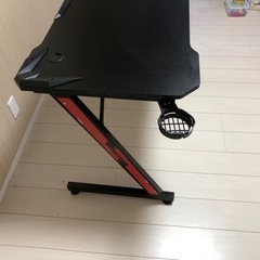 値下げゲーミングデスクの画像