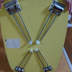 黄緑のテーブルの画像