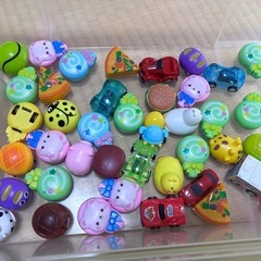 車のおもちゃなどの画像