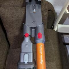 ダイソンコードレス掃除機V8　壁付け充電ベース付きの画像