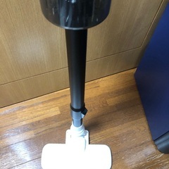 ハンディクリーナーホワイト充電器ケーブル付きの画像
