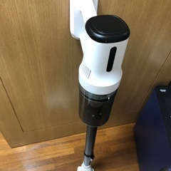 ハンディクリーナーホワイト充電器ケーブル付きの画像