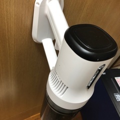 ハンディクリーナーホワイト充電器ケーブル付きの画像