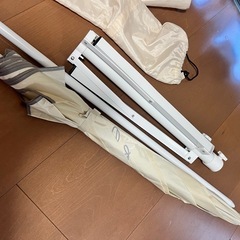 【新品、未使用】パラソル　ベージュ　折りたたみの画像
