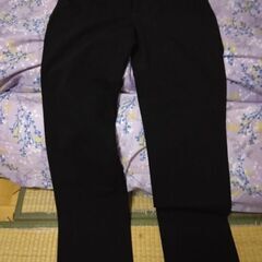 UNIQLOレディース新品同様。汚れ無いズボン。の画像