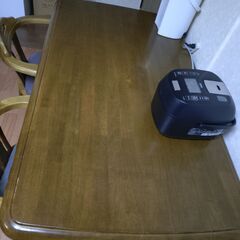 無料　ダイニングテーブル（椅子4脚付き）の画像