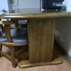無料　ダイニングテーブル（椅子4脚付き）の画像