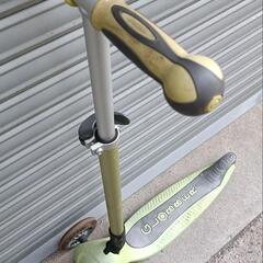 キックボード GLOBBER 黄緑の画像