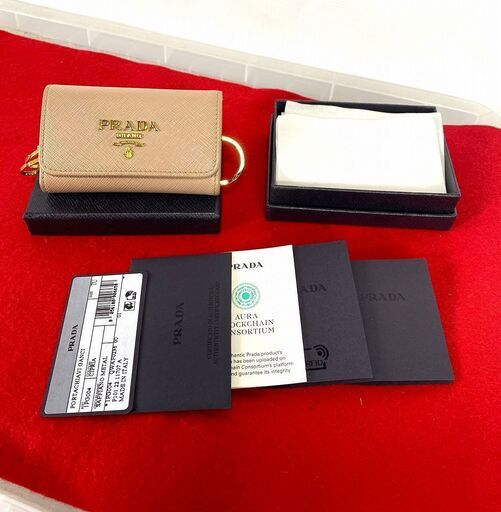 プラダ 4連 キーケース 1PG004 サフィアーノレザー ピンクベージュ メタルレタリングロゴ PRADA