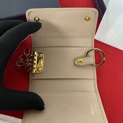 プラダ 4連 キーケース 1PG004 サフィアーノレザー ピンクベージュ メタルレタリングロゴ PRADAの画像